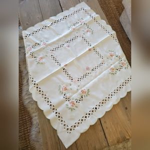 Heritage Lace SIMPLICITY Table Topper & Doily Set ~ Roses Flowers 3pcs